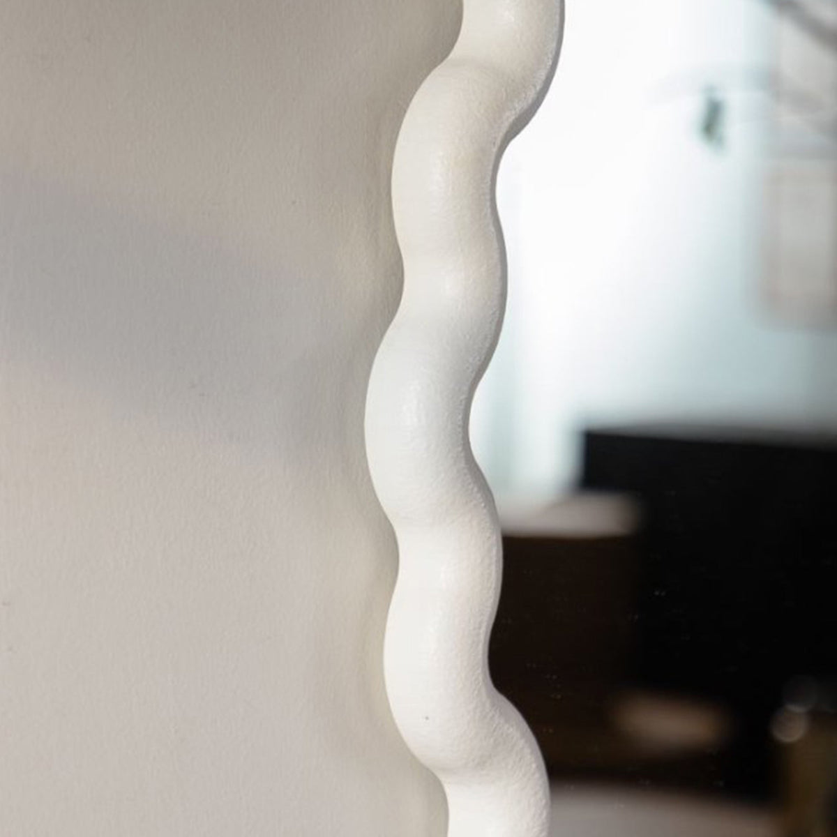 White Scalloped Round Wall Mirror with Decorative Wavy Frame - White