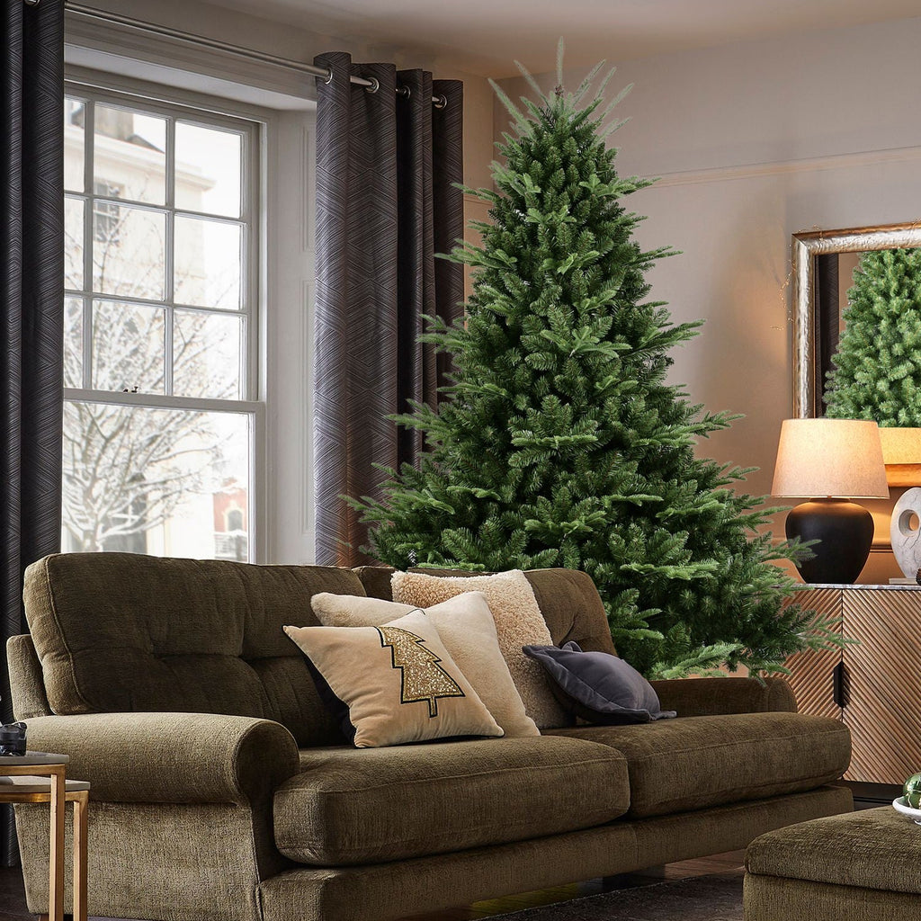 Full-Shaped 7FT Christmas Tree with 2257 Tips and Hinged Structure